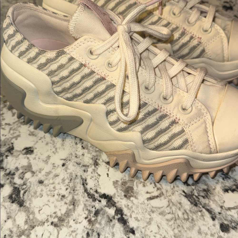 Converse Stylish Cream and Gray Women's Sneakers - Picture 5 of 9